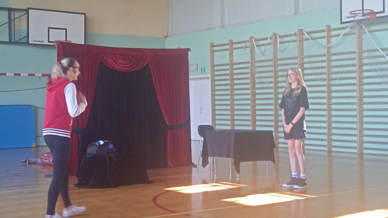 aktorka i uczennica naszej szkoły razem stoją na scenie